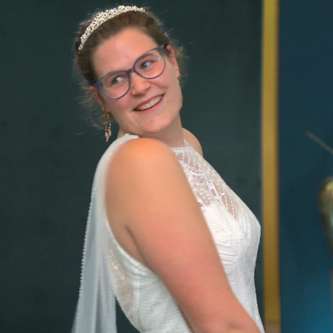 Rebecca strahlt in ihrem 20er-Jahre Glam