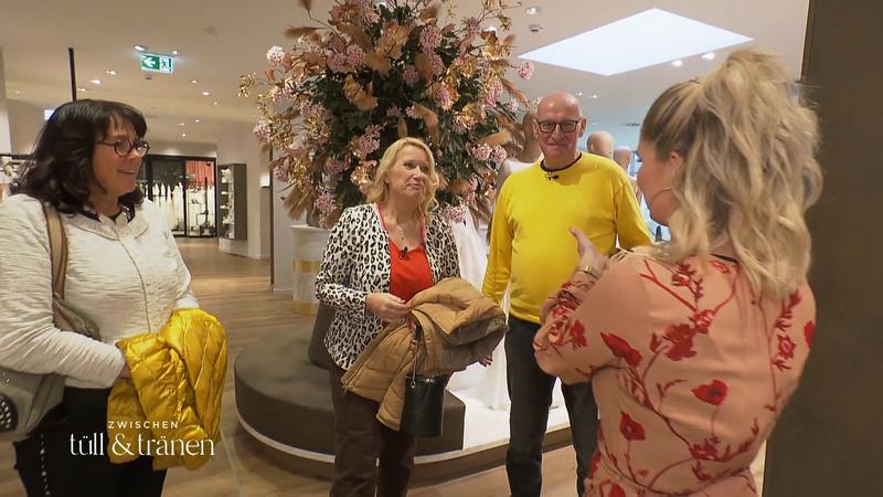 Veronika hat ihren Verlobten bei der Anprobe dabei