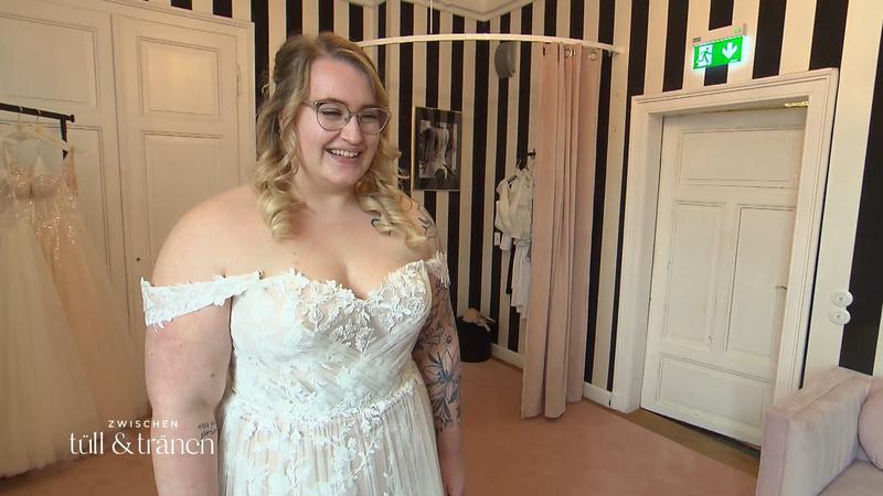 Lina probiert das erste richtige Brautkleid an