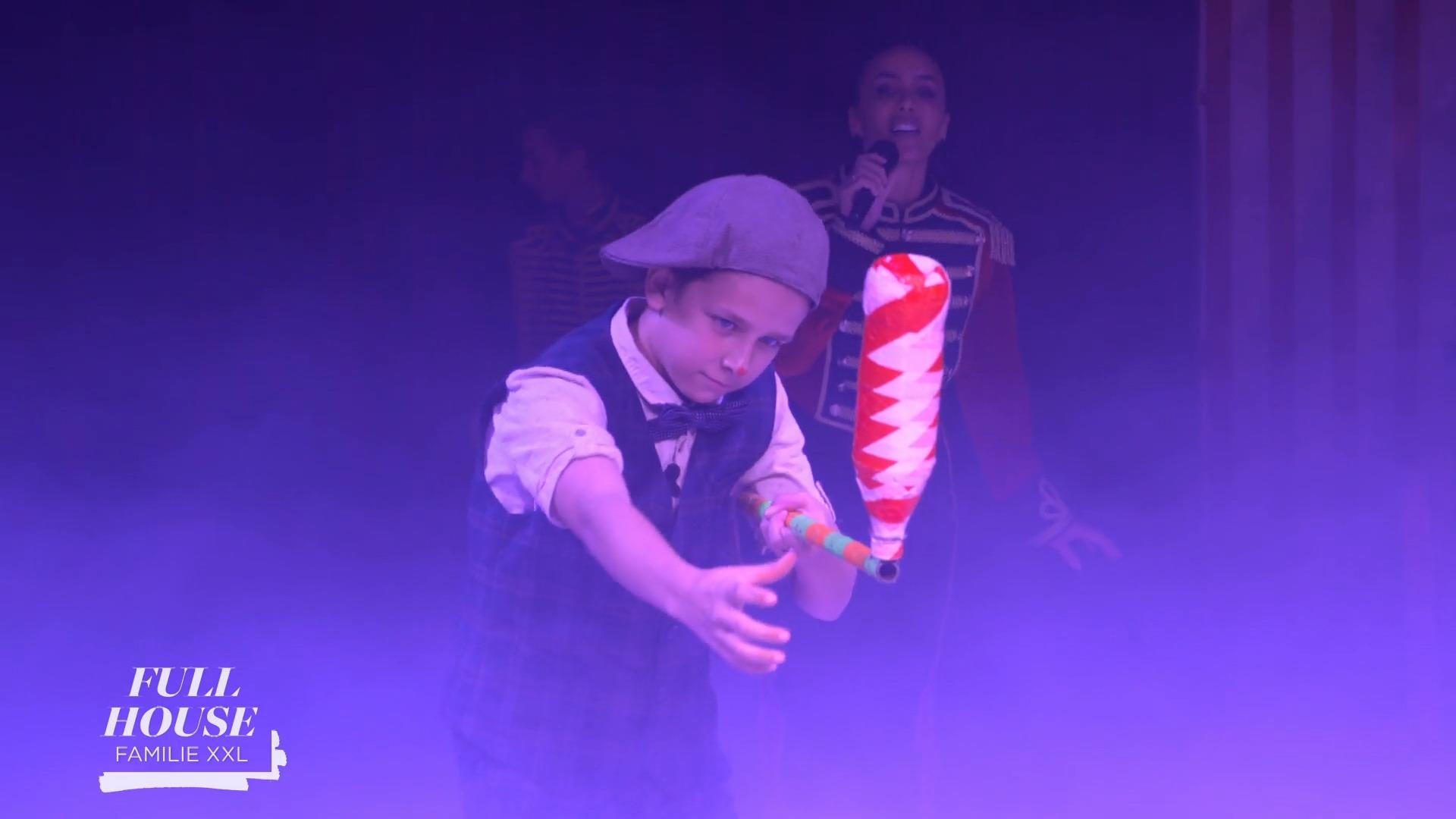 Der 12-jährige John tritt als Clown auf