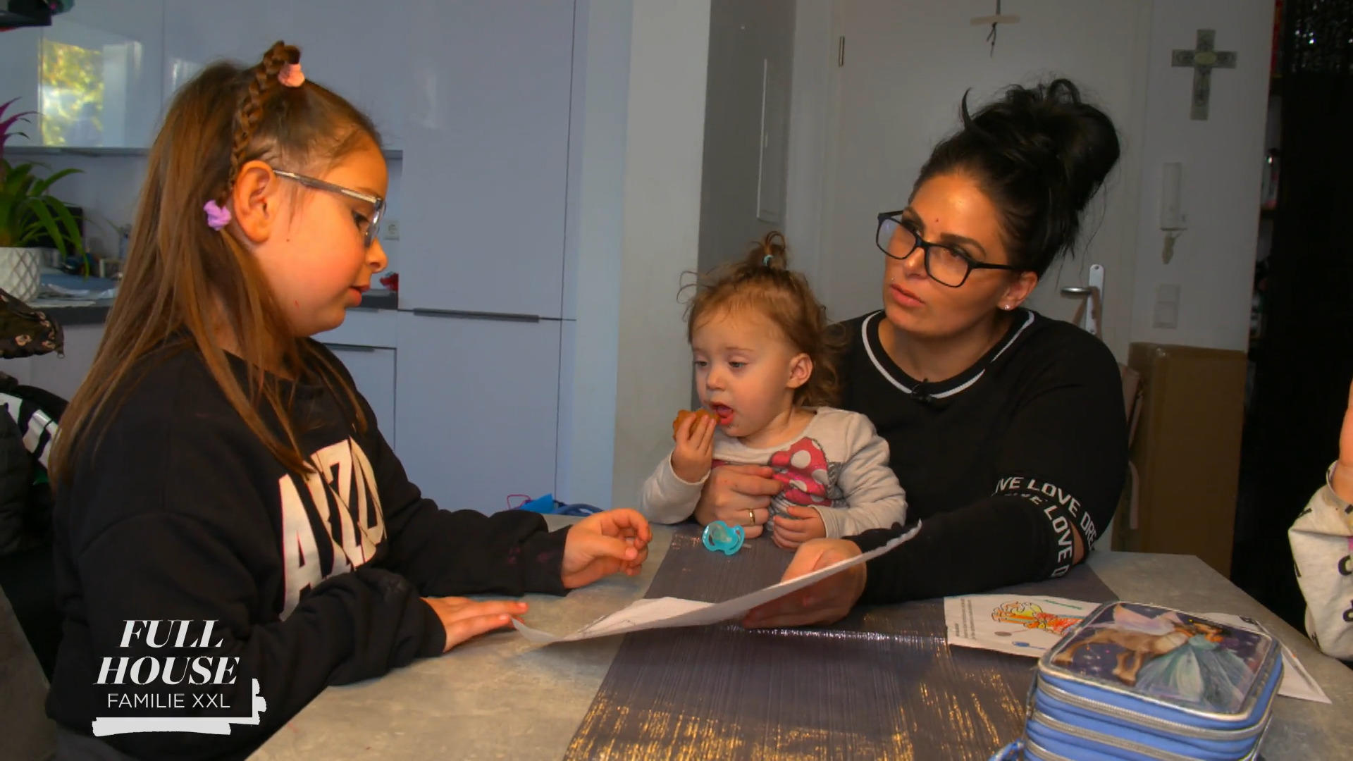 Allrounder Samantha: Köchin, Putzfrau, Hausaufgabenhilfe...