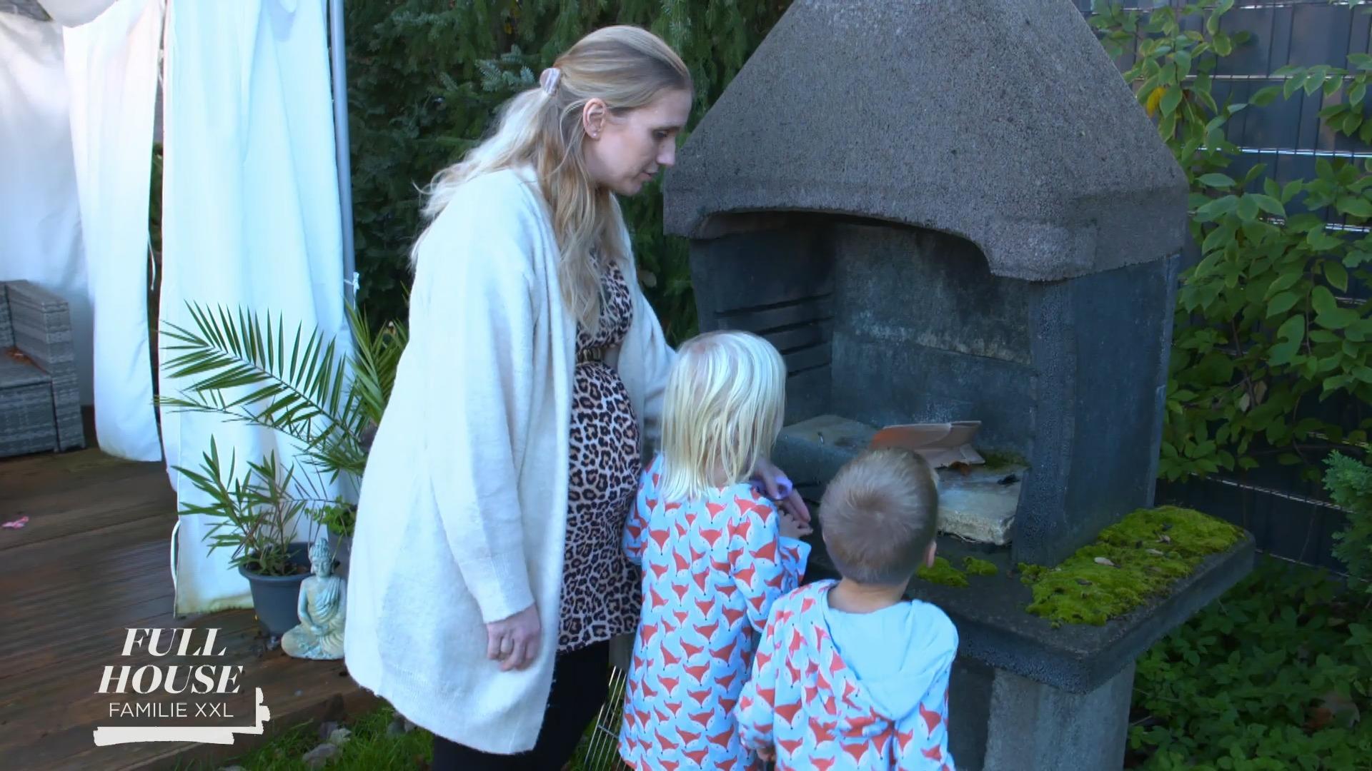 Barbara gibt ihren Kindern eine praktische Lehrstunde