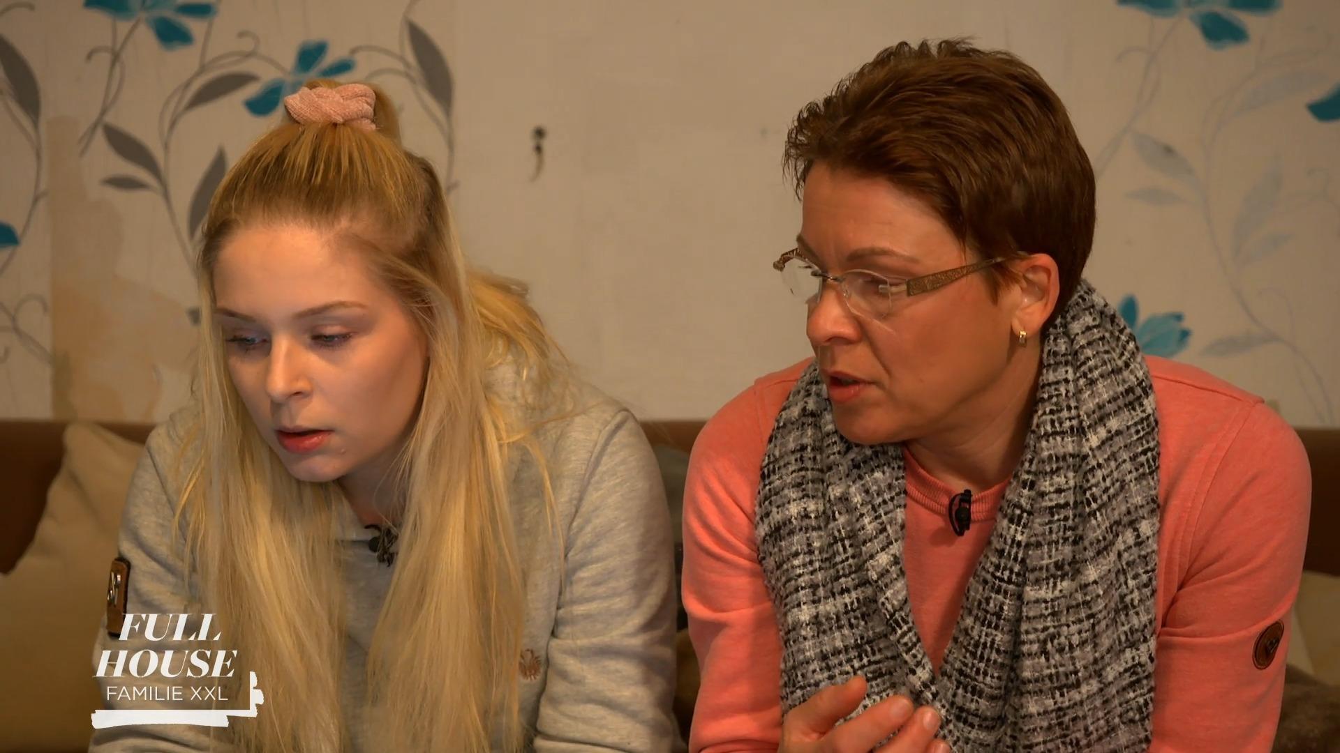 Sylvia hilft Tochter und Schwiegersohn bei der Bestellung