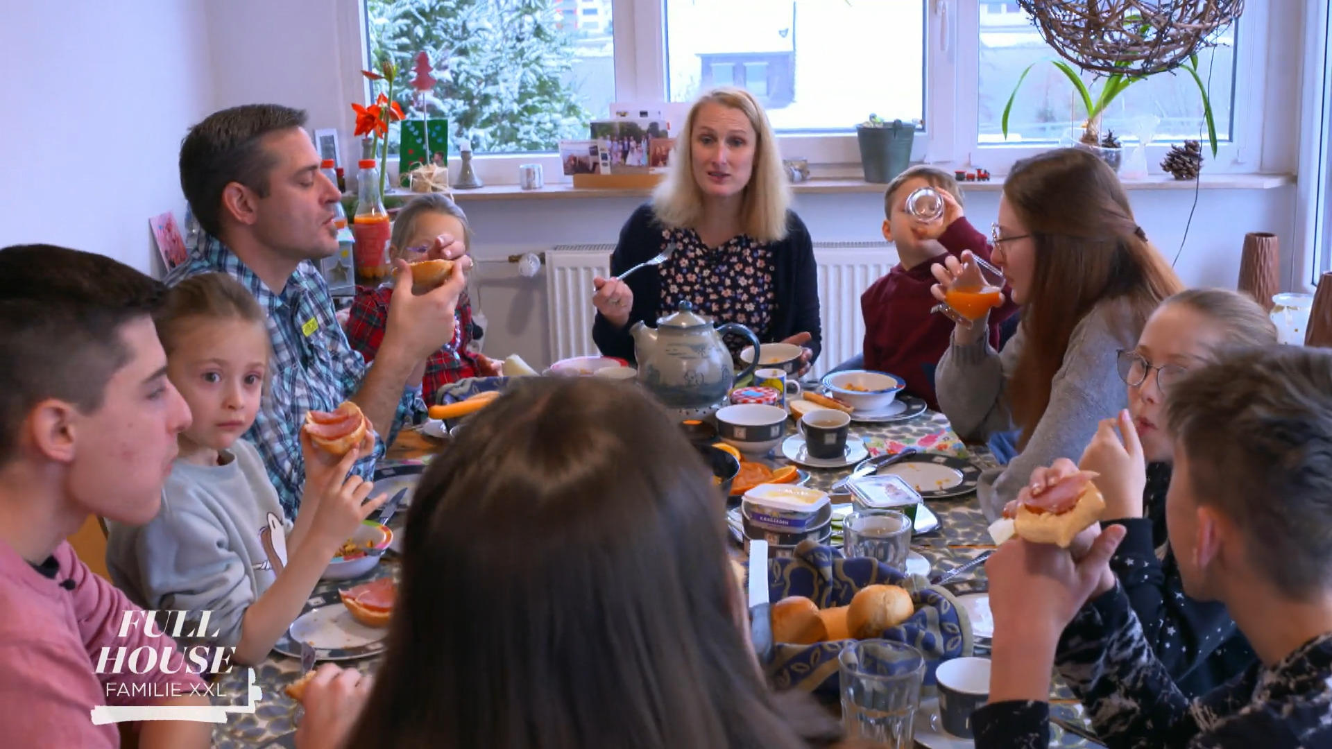 Beim Familienfrühstück werden Termine koordiniert
