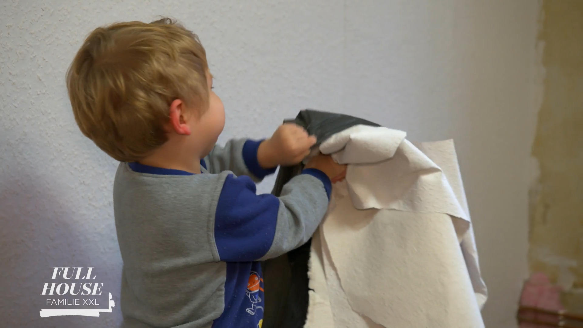 Der 4-jährige Michael packt kräftig mit an
