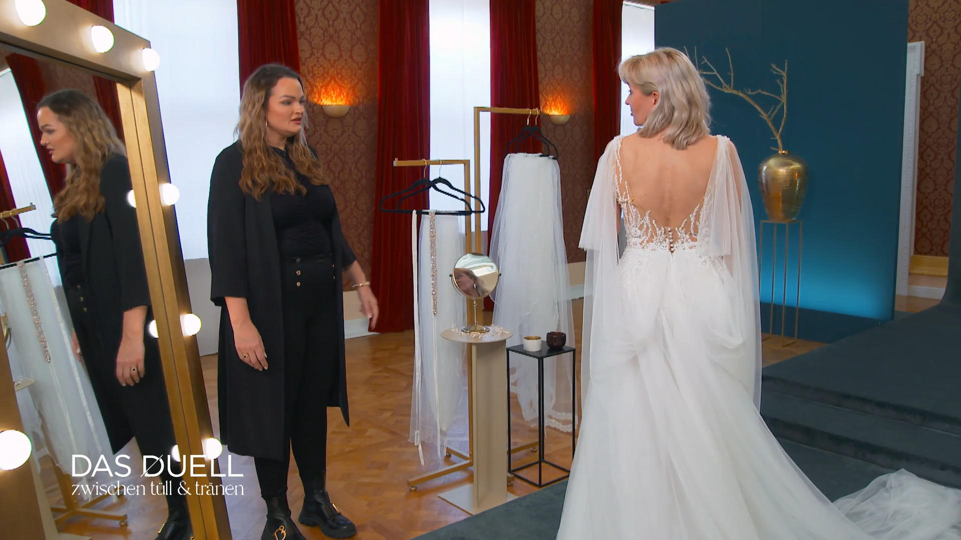 Elisa versucht mit einem Prinzessinen-Kleid zu punkten