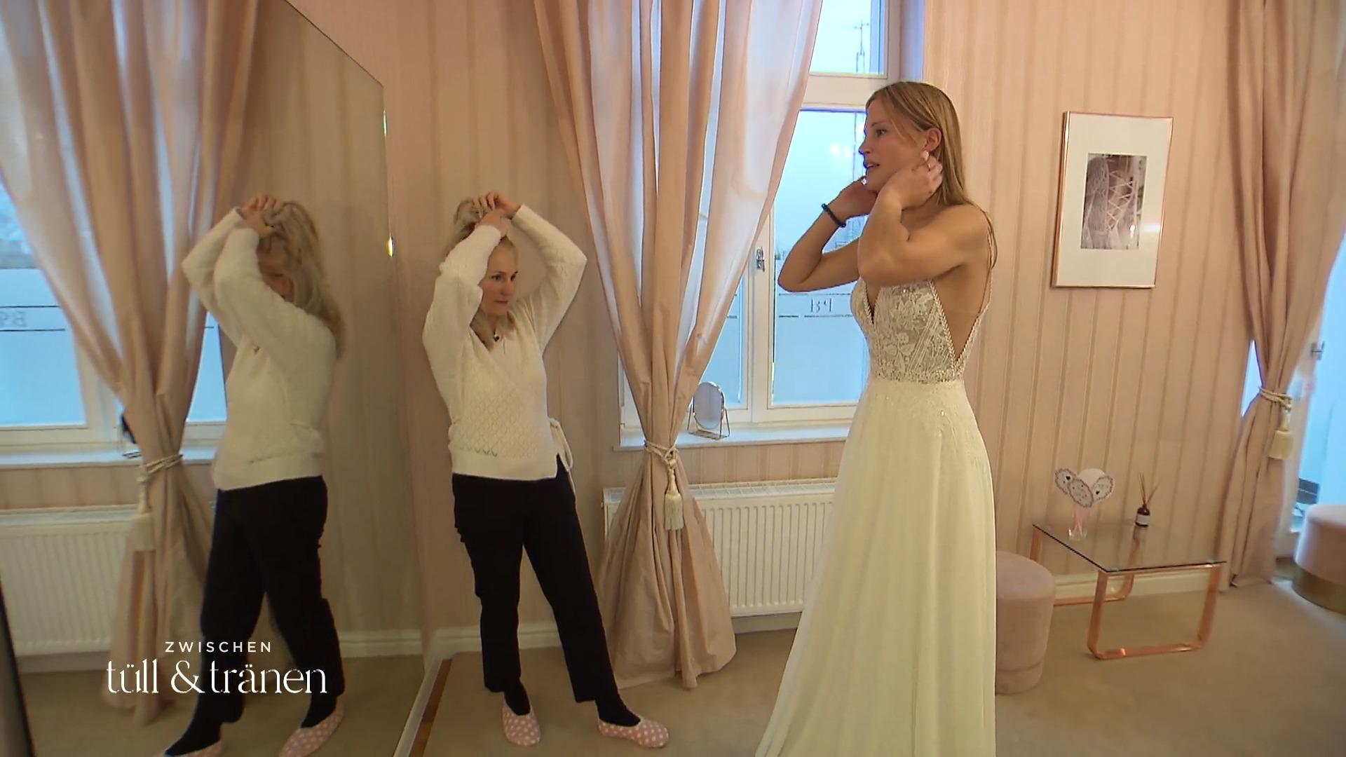 Lena probiert ein Vintage-Modell an