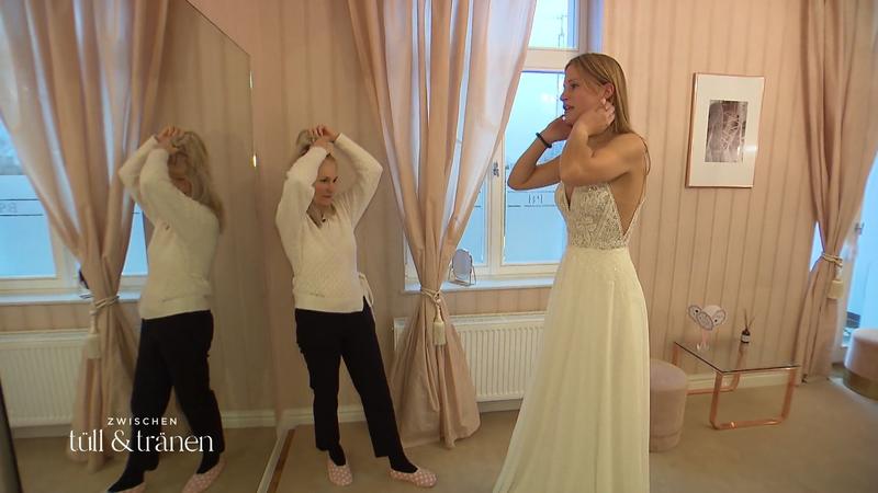 Lena probiert ein Vintage-Modell an