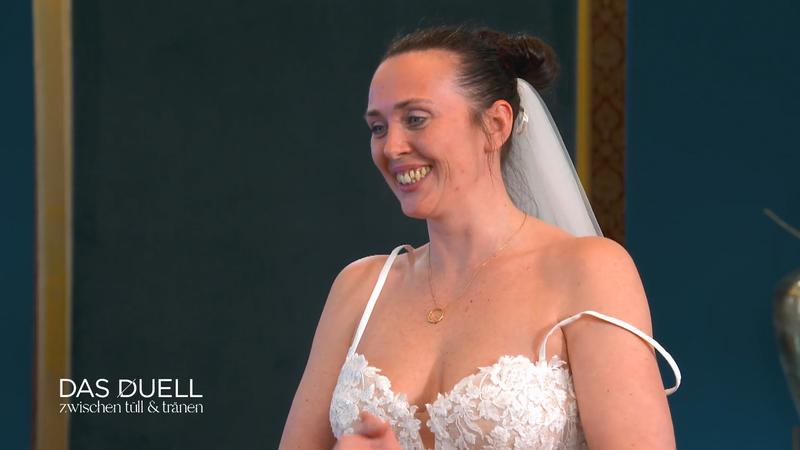 Sabrina sucht nach einem sexy Dress!