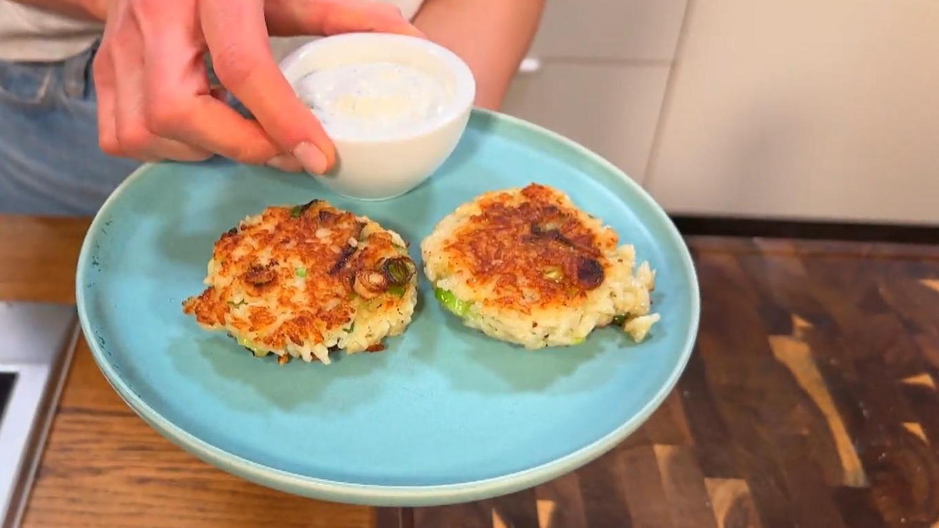 Veggie-Gericht: Reisfrikadellen mit Joghurt-Dill-Dip