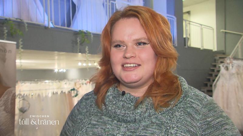 Leas Kleid soll ihre Narbe verdecken