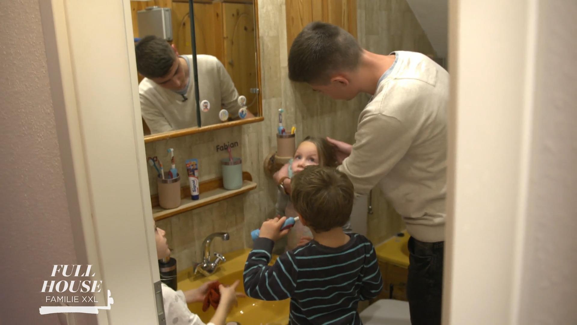 Der älteste Sohn hilft den Kleinen beim Zähneputzen
