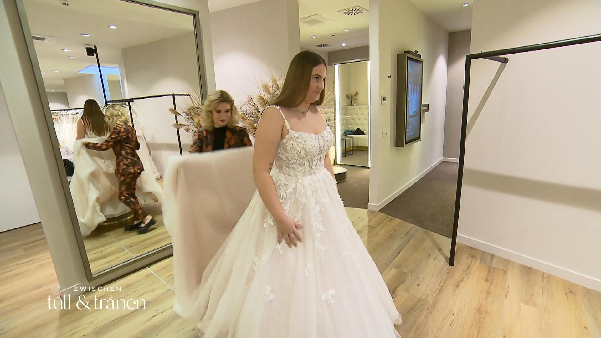 Braut Anna probiert sehr unterschiedliche Kleider an