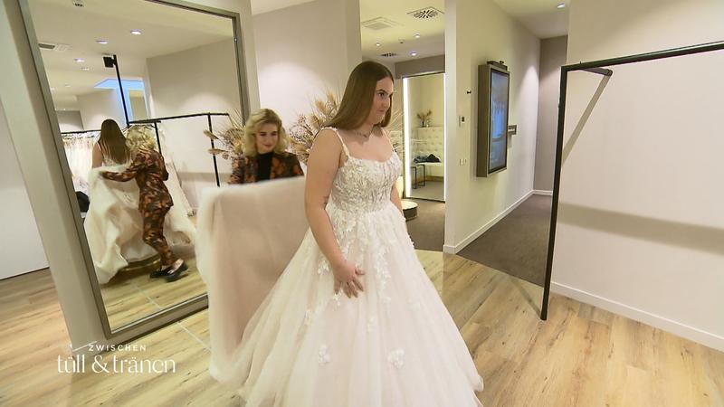 Braut Anna probiert sehr unterschiedliche Kleider an