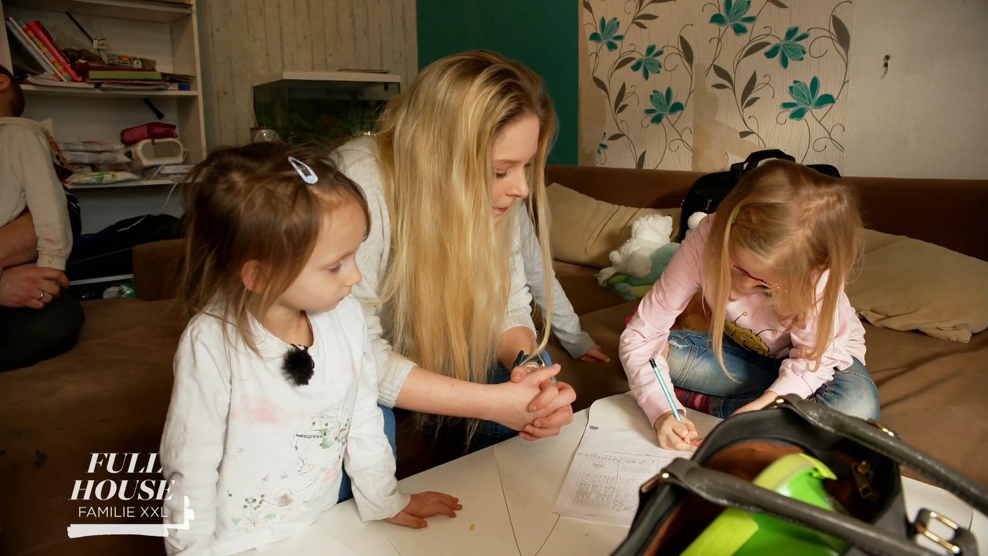 Leonie braucht Hilfe bei den Schulaufgaben