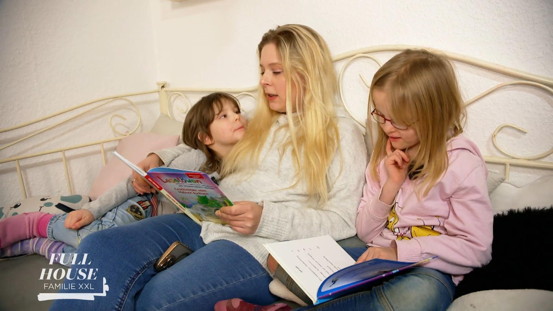 Natalie muss mit ihren Kindern lesen üben