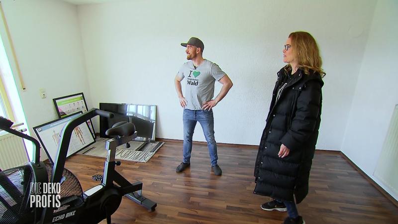 Das leere Wohnzimmer ist wie eine weiße Leinwand
