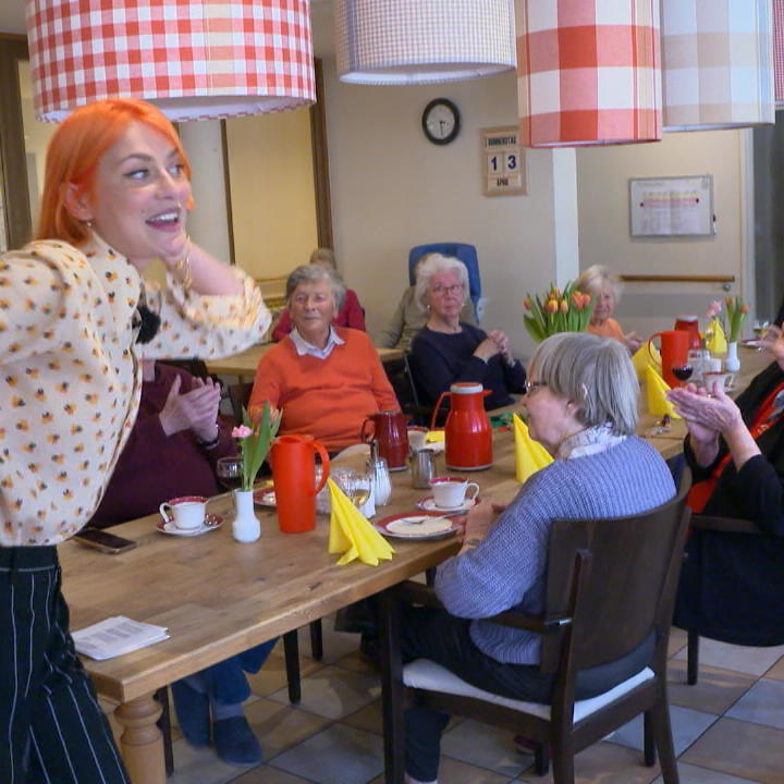 Alli Neumann singt im Seniorenheim