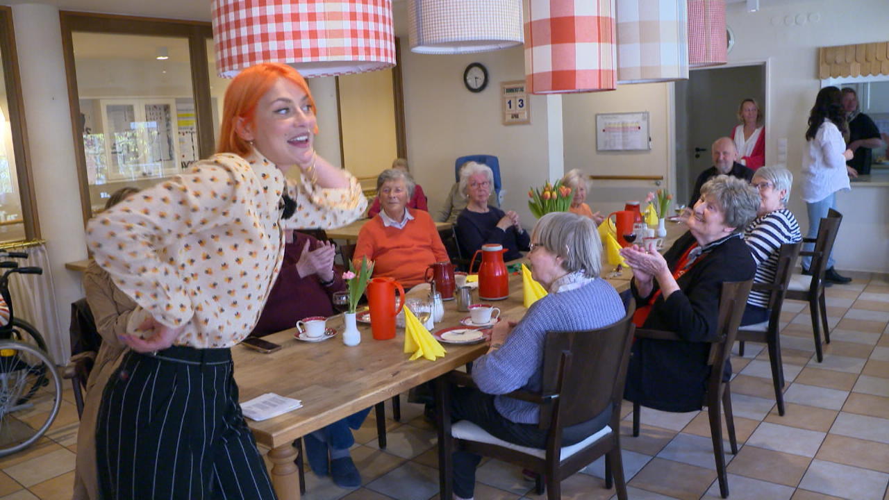 Alli Neumann singt im Seniorenheim