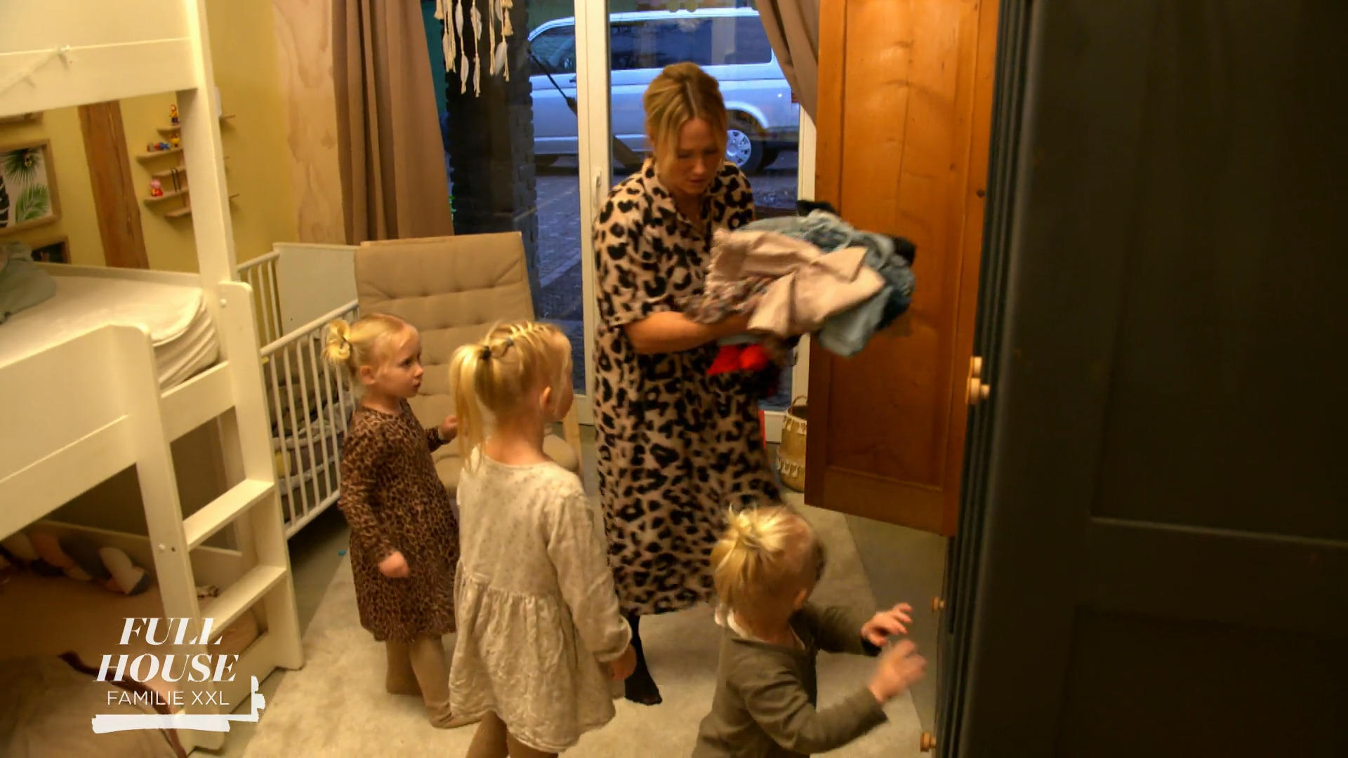 Kleider aussortieren in einer Großfamilie