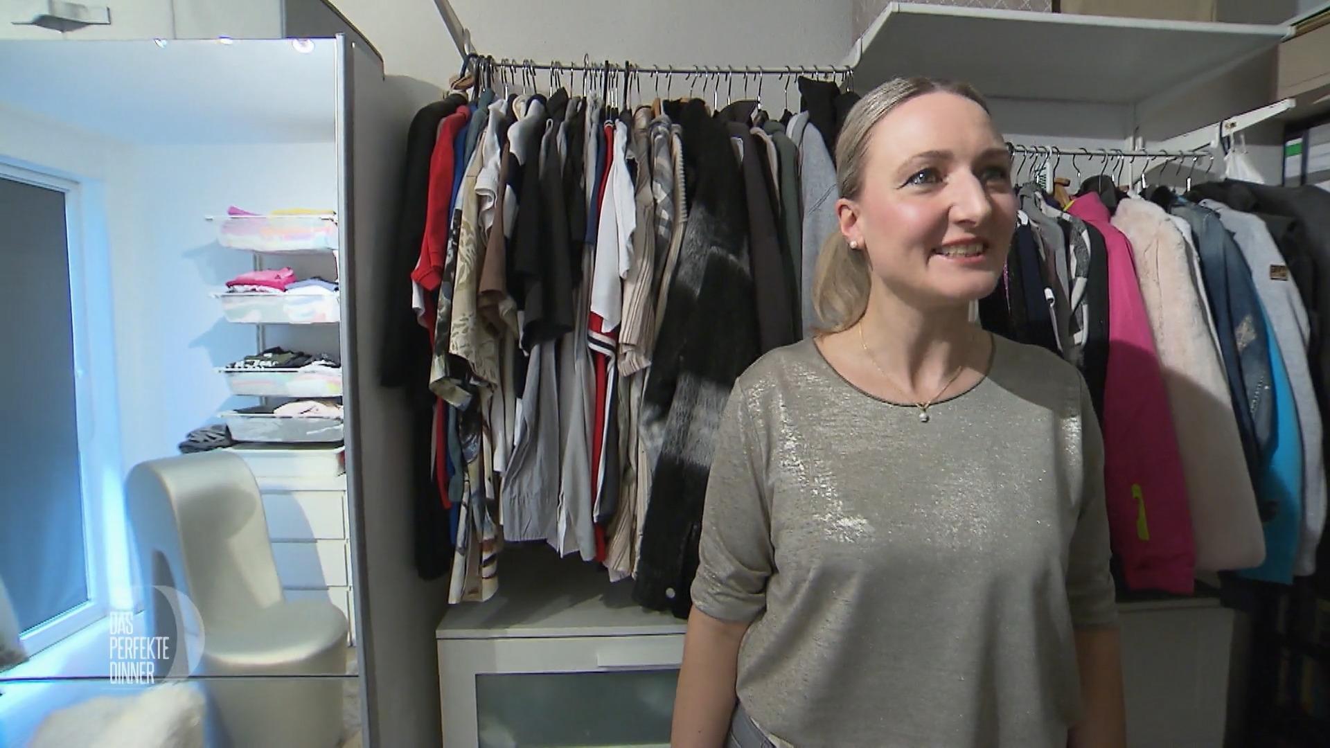 Karina liebt Kleider und Schuhe!