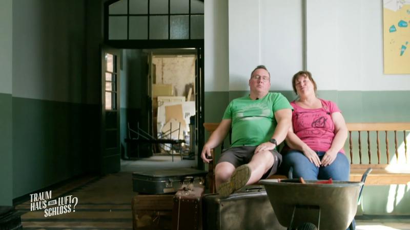 Ingrid und Edward haben einen alten Bahnhof gekauft