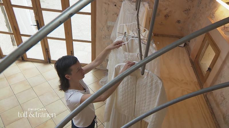 Bisher hat Anne nur vier fertige Kleider