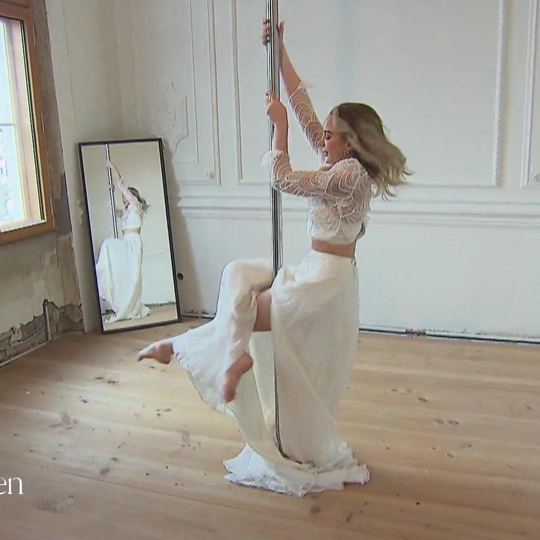 Pole-Dance im Brautkleid