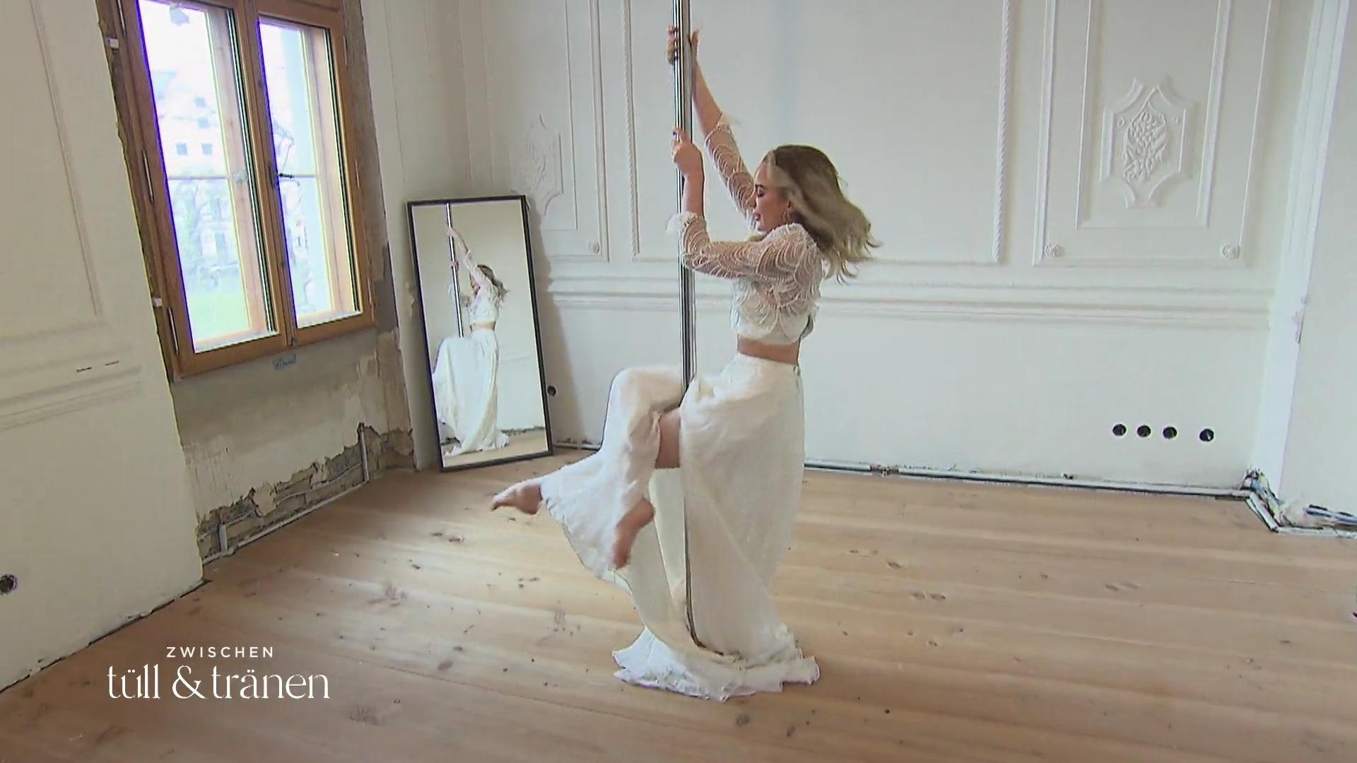 Pole-Dance im Brautkleid