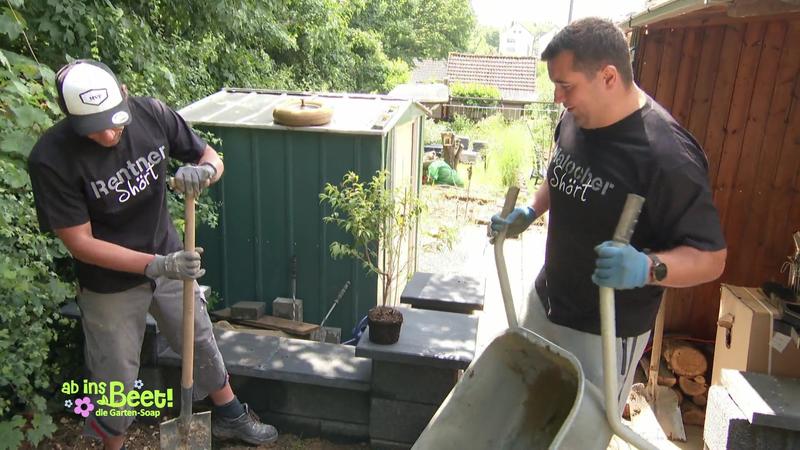 Martin und Marco allein im Garten