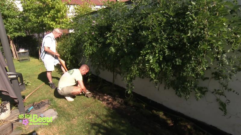 Suche nach Kabeln im Garten