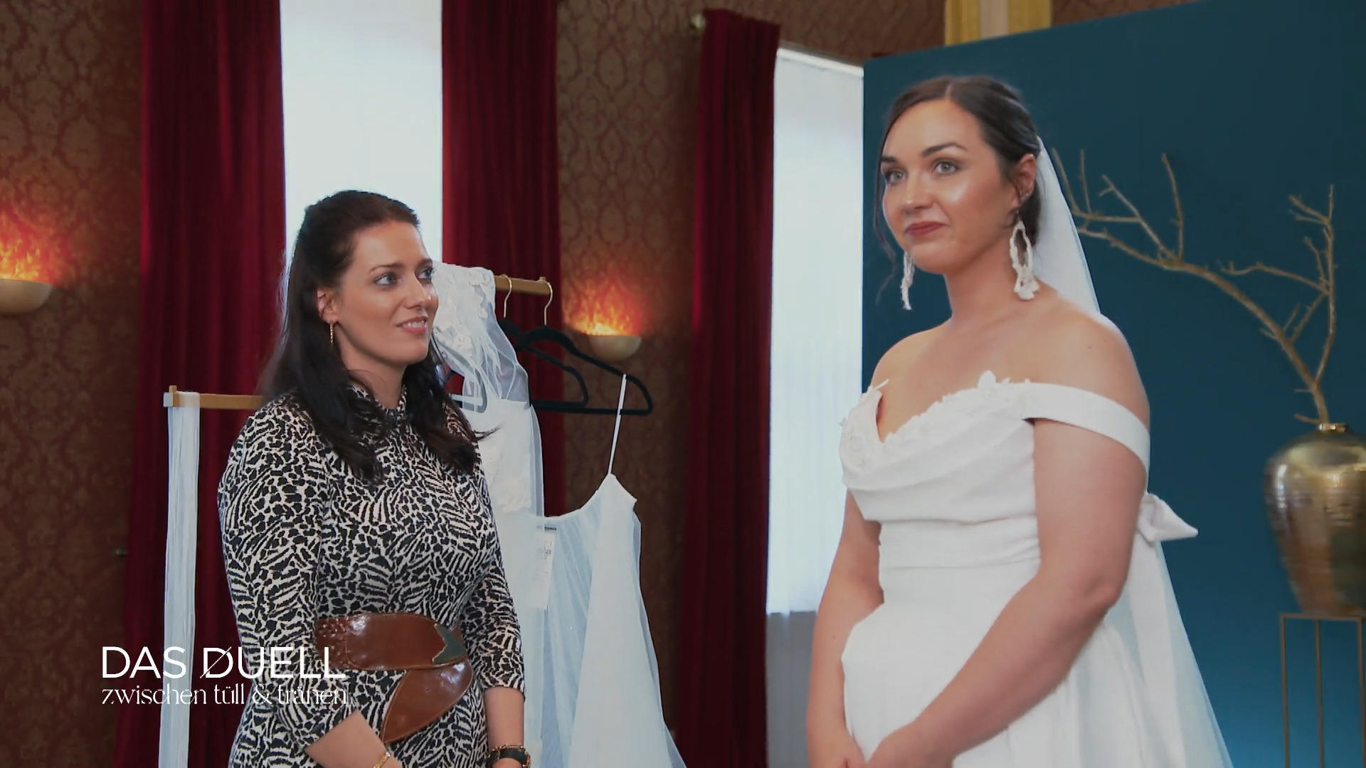 Elaine schafft es Mara zu überraschen