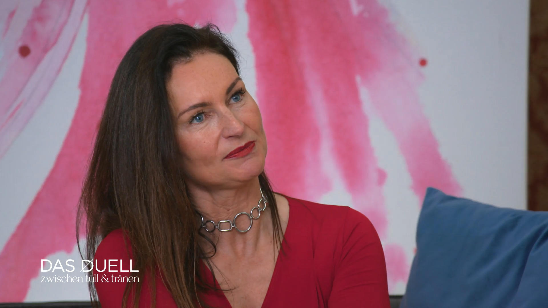 Sandra sieht sich im Meerjungfrauenkleid