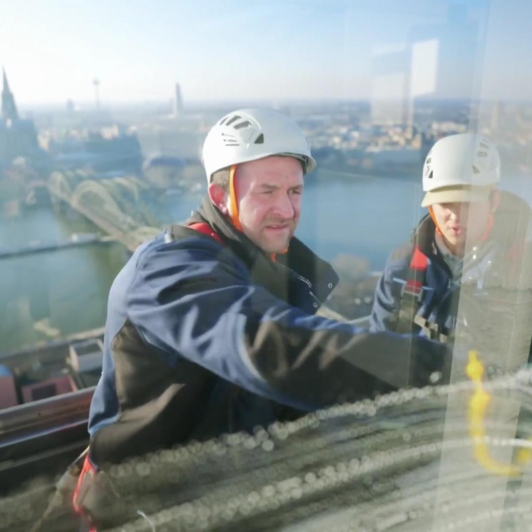 Paul auf Augenhöhe mit dem Kölner Dom