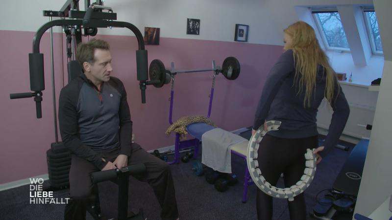 Laura trainiert lieber zu Hause mit Freund Donald