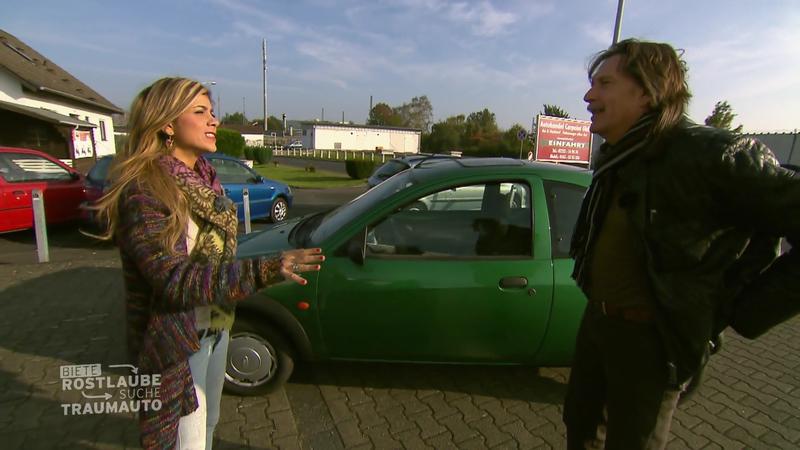 Panagiota inspiziert einen Ford Ka