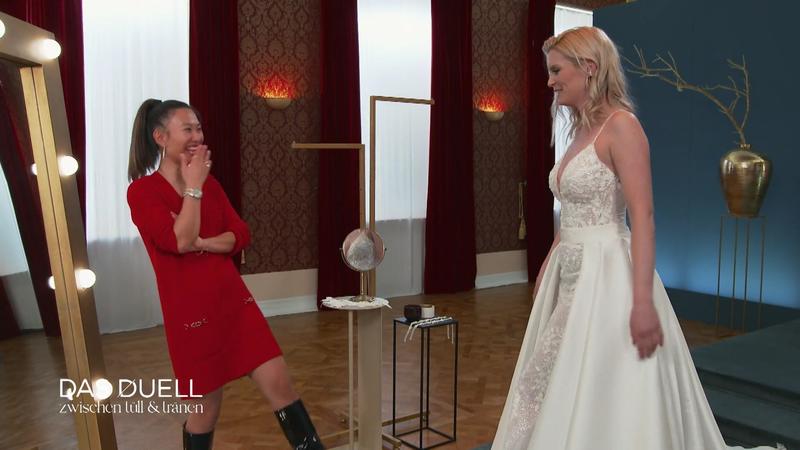 Glitzerndes Fit'n'Flare mit Überrock