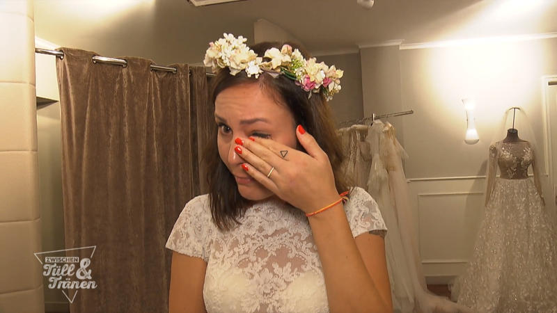 Anna kommen bei ihrem Traumkleid die Tränen