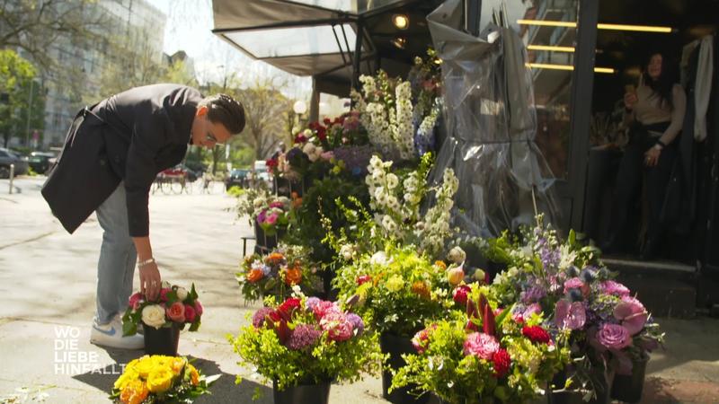 Erster Jahrestag: Max sucht Blumen für seine Claudia aus