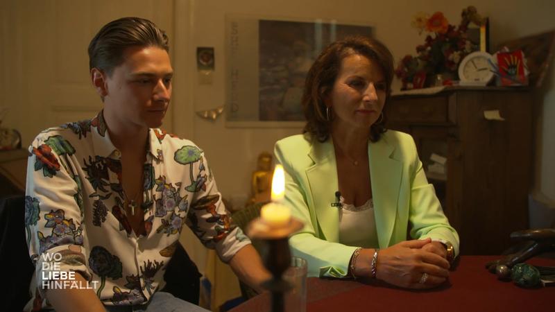 Claudia und Max bei einer Wahrsagerin