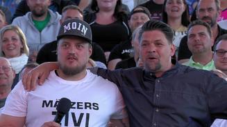 Tim Mälzer bekommt Tipps vom Azubi