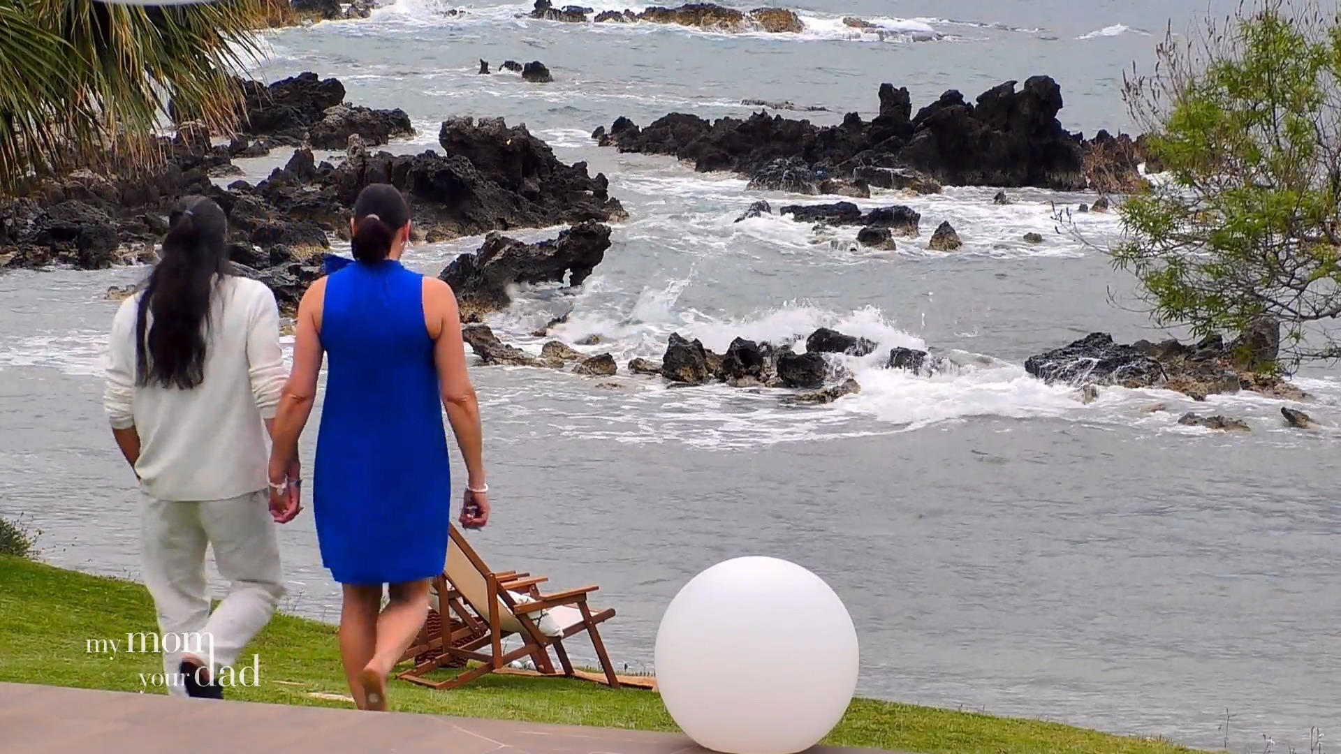 Verliebt? Hand in Hand Richtung Strand