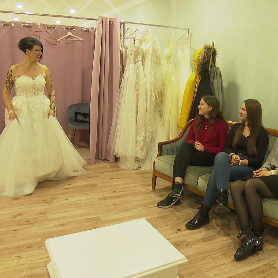 Monika will eine Prinzessin sein - nur in welchem Kleid?