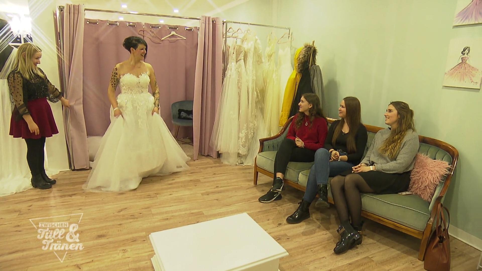 Monika will eine Prinzessin sein - nur in welchem Kleid?