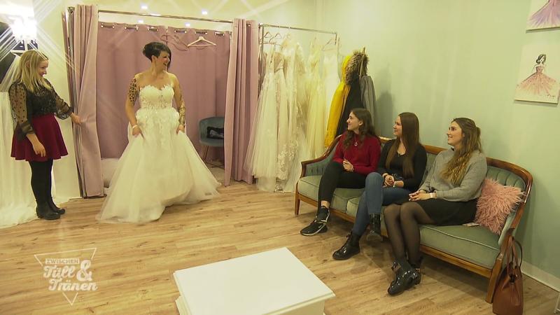 Monika will eine Prinzessin sein - nur in welchem Kleid?
