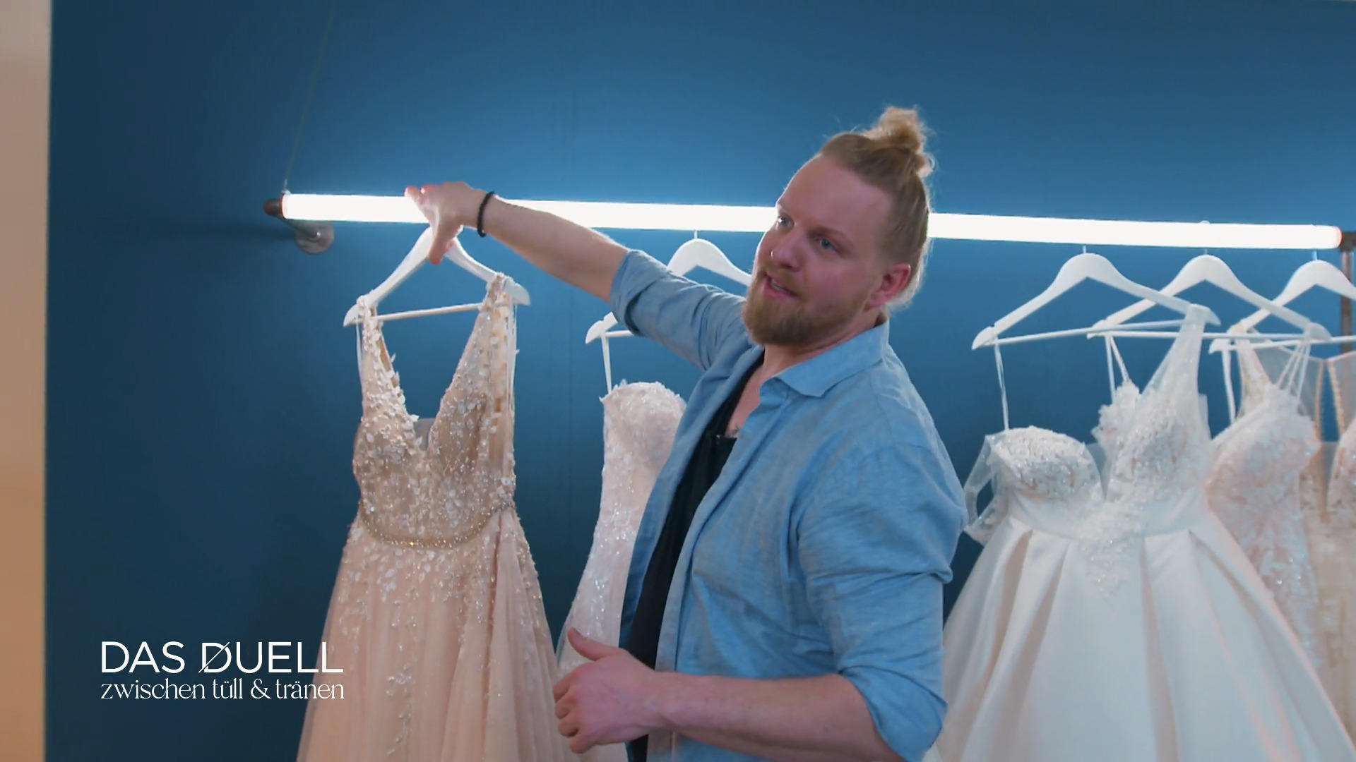 Hannes wählt das dritte Kleid gezielt