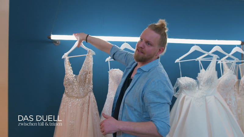 Hannes wählt das dritte Kleid gezielt