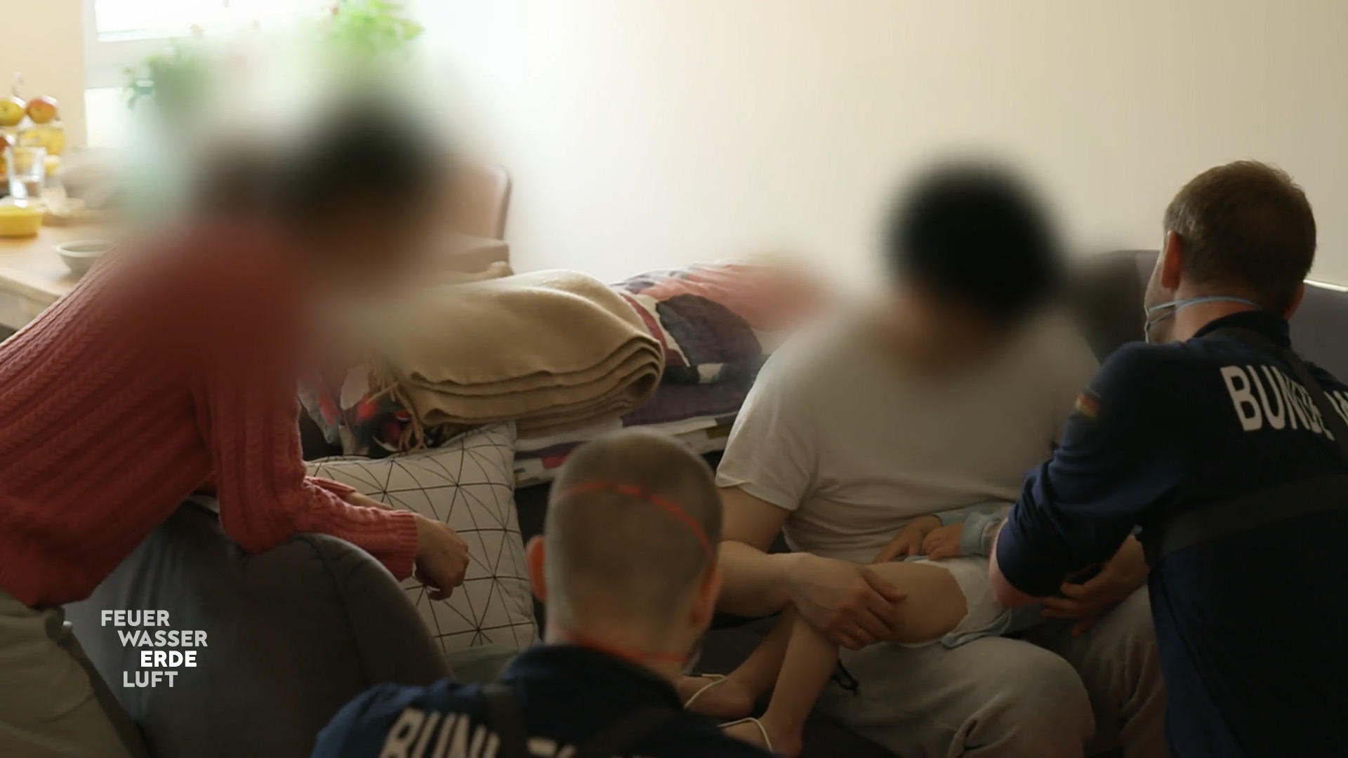 Eine Mutter ruft den Notarzt für ihren Sohn