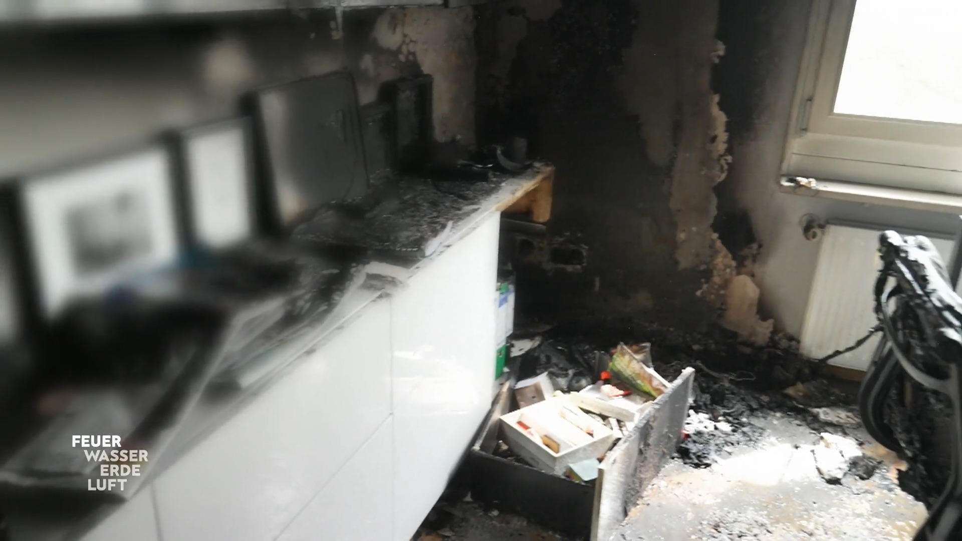 Nach einem Wohnungsbrand wird nach der Ursache gesucht