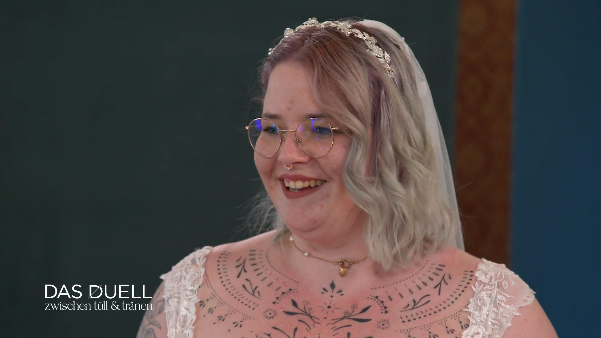 Manu darf anfangen und begeistert mit einem eisblauen Kleid